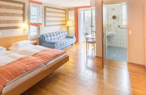 Zahringen Hotel | Quadruple room with toilet and shower - Hotel Classic