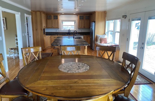 Montague Apartment | Quail Ridge Pool House 1-bedroom. Stunning views Mt Shasta & surrounding valley