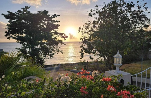 Newton Terrace Apartment | Quaint 1 bedroom- 2 mins from the beach