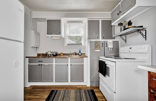 Lansing House | Quaint 1 Bedroom House on N Martin Luther King Jr Blvd, Lansing: Your Ideal Home