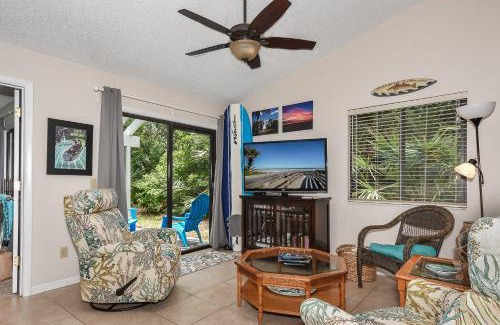 New Smyrna Beach Apartment | Quaint 2 bedroom 2 bath villa Walking distance to the car free beach. S4358