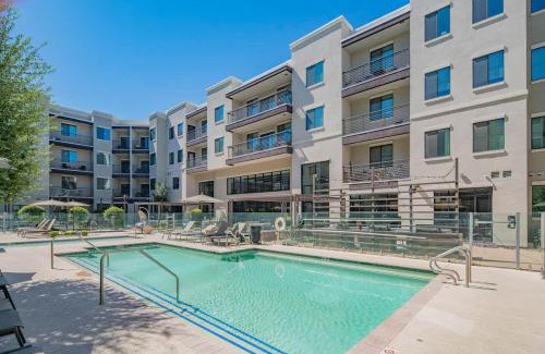 Orange Heights Apartment | Quaint 2BR Uptown Biltmore Gym Pool Parking WD