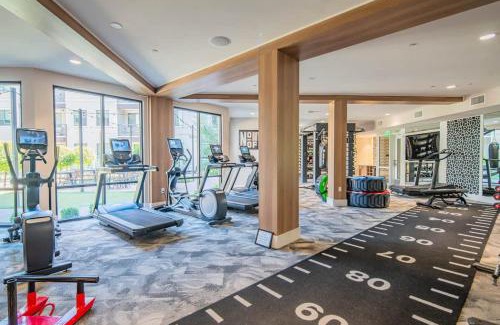 Orange Heights Apartment | Quaint 2BR Uptown Biltmore Gym Pool Parking WD