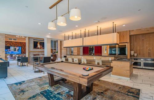 Orange Heights Apartment | Quaint 2BR Uptown Biltmore Gym Pool Parking WD