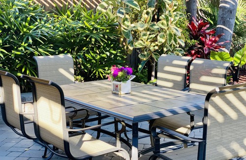 Bay Park House | Quaint and Charming 2 bd, 1 bath, Central Location, easily accessible!