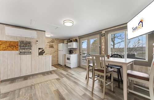 Kimberling City Cabin | Quaint and Cozy 2 bedroom cabin on Table Rock Lake!