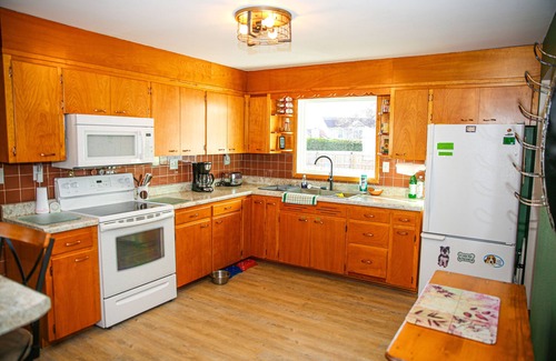 Peru House | Quaint and Cozy Family Home, Great for a Quiet Retreat! 90+ days