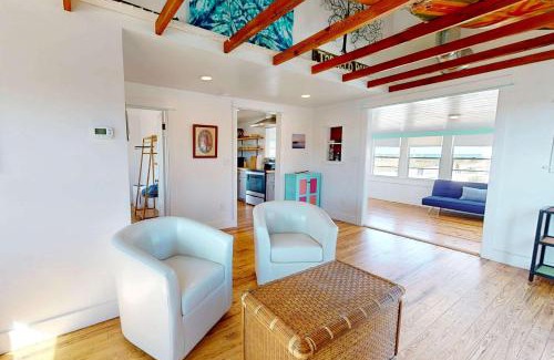 Vilano Beach House | Quaint Beach View St Aug Home - Lasolas