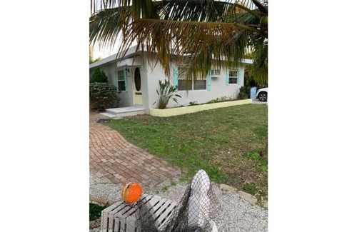 Fort Myers Beach Cottage | Quaint beautiful backyard sanctuary
