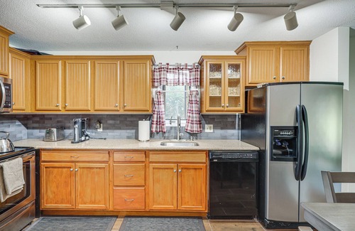 Bristol House | Quaint Bristol Townhome ~ 14 Mi to West Hartford!