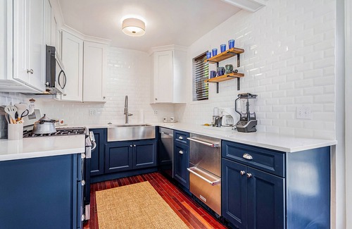 Three Oaks House | Quaint, budget-friendly home walking distance to town with grill - dog-friendly