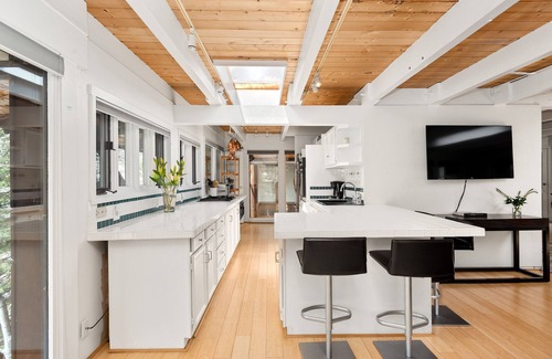 Mountain Valley House | Quaint Budget-Friendly Retreat with Aspen Charm