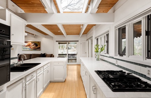 Mountain Valley House | Quaint Budget-Friendly Retreat with Aspen Charm