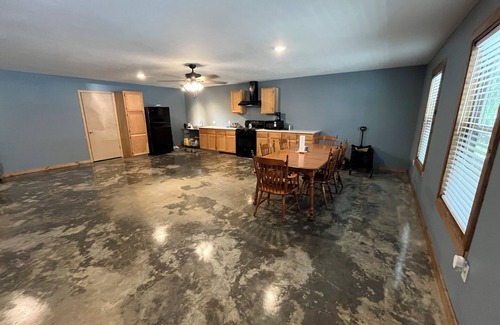 Higden Cabin | Quaint cabin, 1/4 mile from Sugar Loaf Marina boat launch on Greers Ferry Lake.