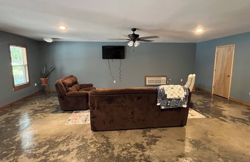 Higden Cabin | Quaint cabin, 1/4 mile from Sugar Loaf Marina boat launch on Greers Ferry Lake.