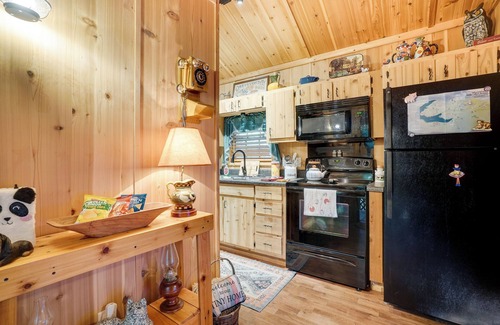 Cleveland Cabin | Quaint Cabin w/Pool + Lake Access, 7 Mi to Helen!