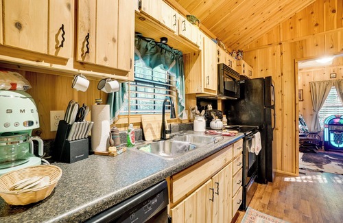 Cleveland Cabin | Quaint Cabin w/Pool + Lake Access, 7 Mi to Helen!