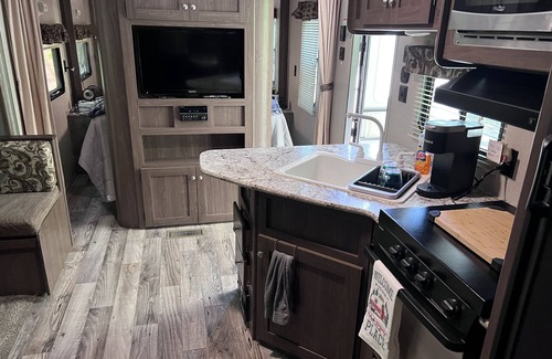 Murrayville House | Quaint camper in a private area with full hook ups!