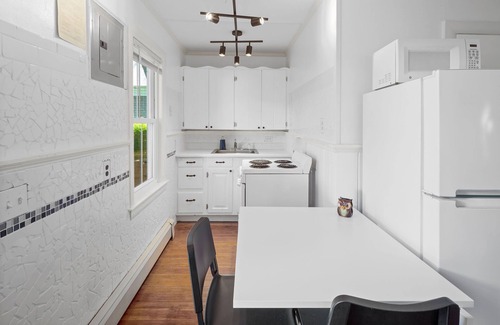 Provincetown Cottage | Quaint Cape Cod Cottage - 5mins to the beach, Galleries and Provincetown fun!