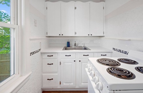 Provincetown Cottage | Quaint Cape Cod Cottage - 5mins to the beach, Galleries and Provincetown fun!