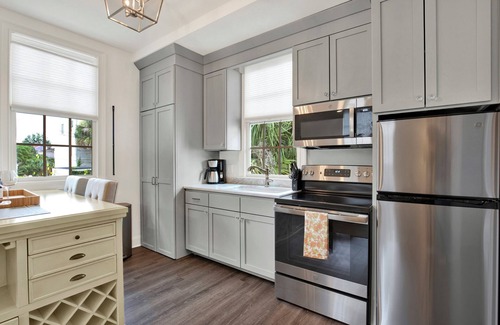 Savannah Victorian District House | Quaint Carriage House, Steps to Forsyth Park, Sleeps 4