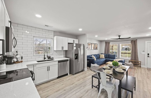 Knoxville House | Quaint & Charming Knoxville Cottage