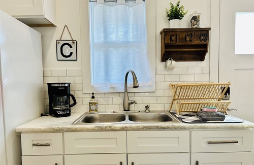 Grove Cottage | Quaint Clean Cottage with Lake Access and King Bed