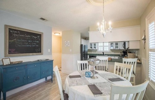 Gulfport Cottage | Quaint Coastal Oasis with a 5-min walk to the beautiful Mississippi Gulf Coast !