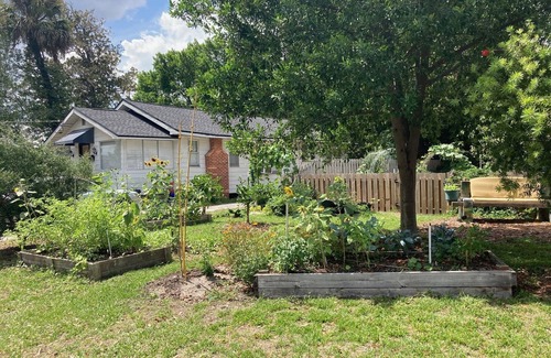 Fairfax House | Quaint, comfortable garden home in the heart of wonderful neighborhoods in Jax!