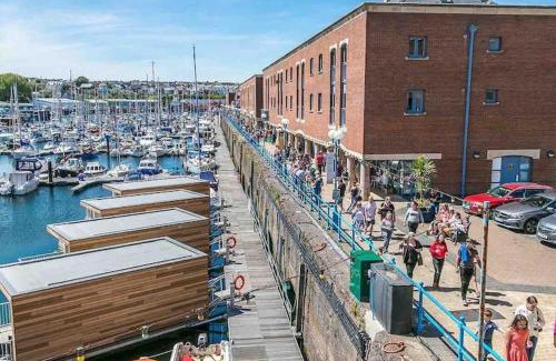 Milford Haven House | Quaint cottage close to Marina