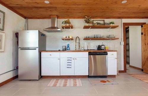 Buckner House | Quaint Cottage Downtown Buckner