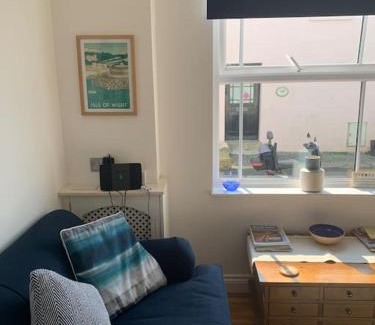 Ventnor House | Quaint cottage in Ventnor with sea views