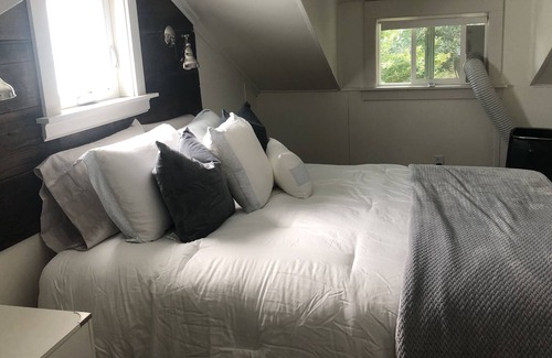 Willow Glen Cottage | Quaint Cottage in Willow Glen