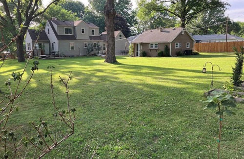 Raytown Ski Chalet | Quaint Cottage - Kansas City Area