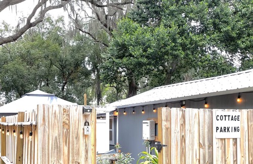 Leesburg Cottage | Quaint Cottage Near The Chain of Lakes.