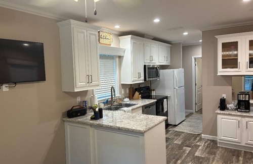 Crystal River Cottage | Quaint cottage tucked away in Crystal River. 1 Bedroom 1 Bath.
