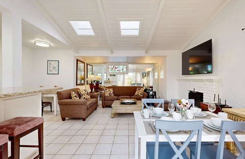 Corona del Mar Cottage | Quaint cottage with patio & balcony - short walk to Corona del Mar Beach
