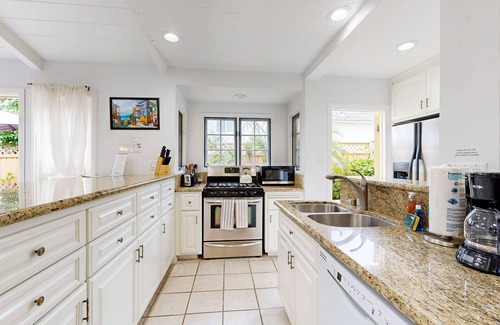 Corona del Mar Cottage | Quaint cottage with patio & balcony - short walk to Corona del Mar Beach