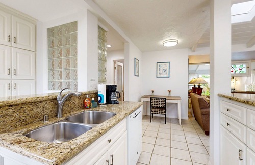 Corona del Mar Cottage | Quaint cottage with patio & balcony - short walk to Corona del Mar Beach