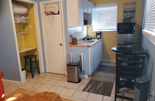 Biloxi Cottage | Quaint Cottage Walking Distance to Beach