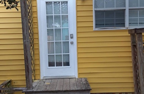 Biloxi Cottage | Quaint Cottage Walking Distance to Beach