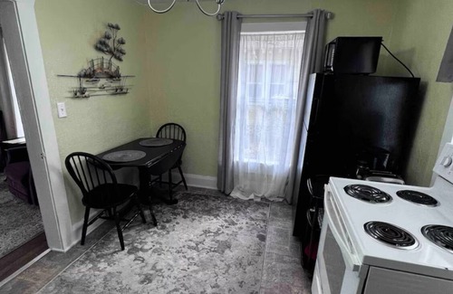 Dixieland Cottage | Quaint cottage with AC in charming Dixieland
