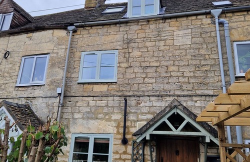Dudbridge Cottage | Quaint Country cottage with private garden
