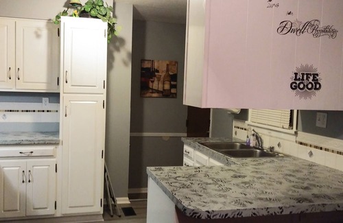 Buechel House | Quaint & Cozy 4 Bedroom/with attached garage -now with 2-night stays
