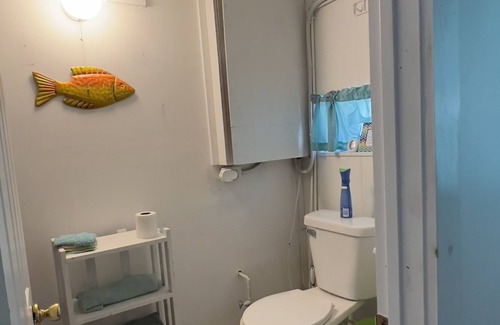 Oak Harbor Cottage | Quaint, Cozy Cottage- A 3 Minute Walk to the Beach!
