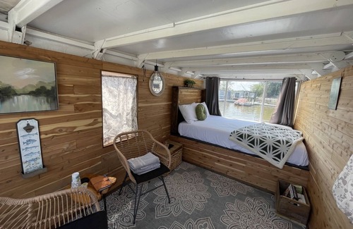 Sandusky Boat Rental | Quaint & Cozy Houseboat @ SoLSTAY