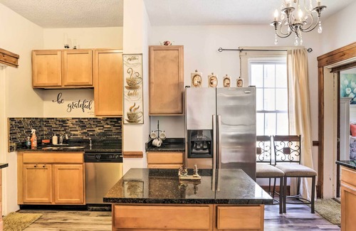 Lorain Apartment | Quaint & Cozy Retreat < 1 Mi to Lakeview Park