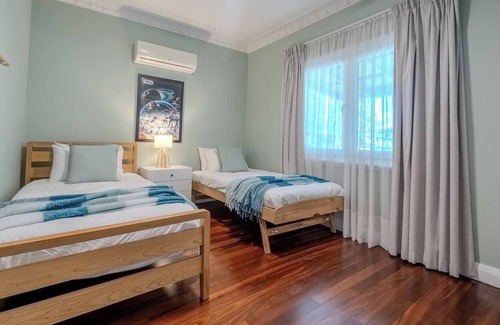 Palmyra Cottage | Quaint Family Cottage Near Fremantle with Pool.