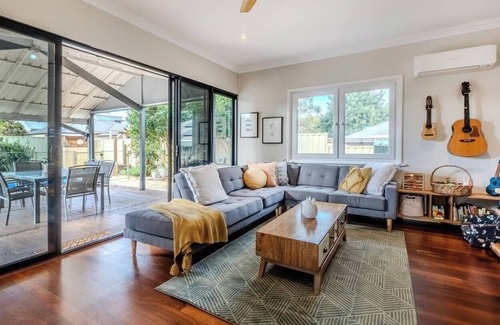 Palmyra Cottage | Quaint Family Cottage Near Fremantle with Pool.