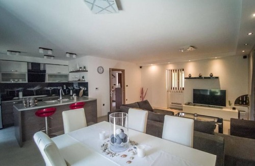 Risika House | Quaint holiday home in Risika with hot tub